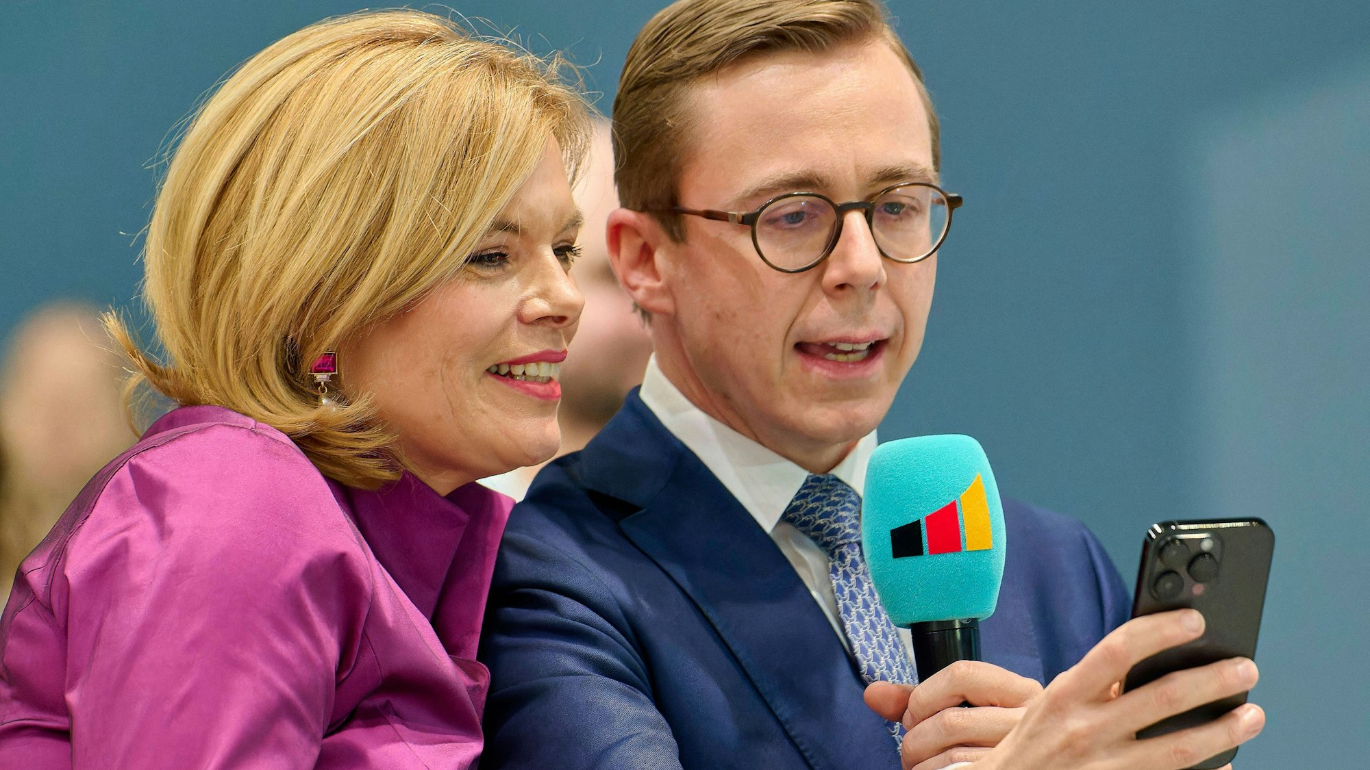 Julia Klöckner und Philipp Amthor machen Selfies.