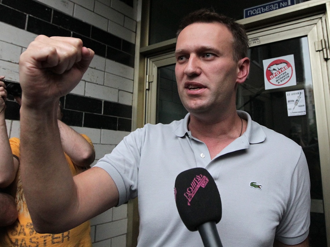 Nawalny ballt die Faust.