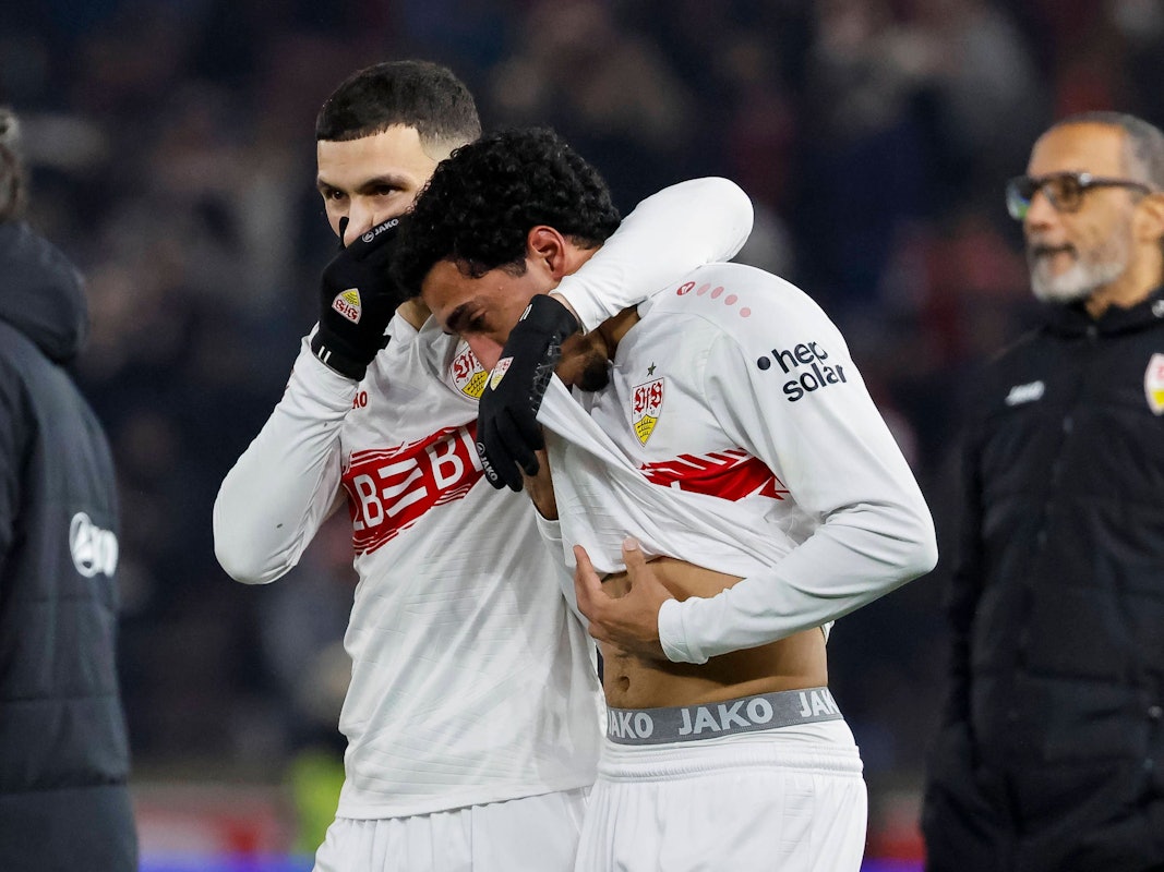 Bilal El Khannouss tröstet den weinenden Tiago Tomás nach dem Spiel des VfB Stuttgart gegen den 1. FC Köln.