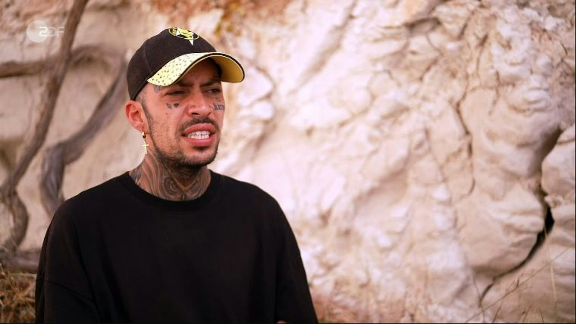 Dominik verließ Deutschland wegen seiner mentalen Gesundheit - und wegen des Alltagsrassismus, den er erfuhr. (Bild: ZDF)