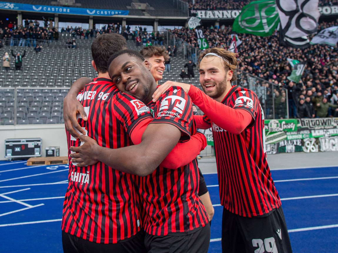 Hannover-Profis jubeln über ein Tor.