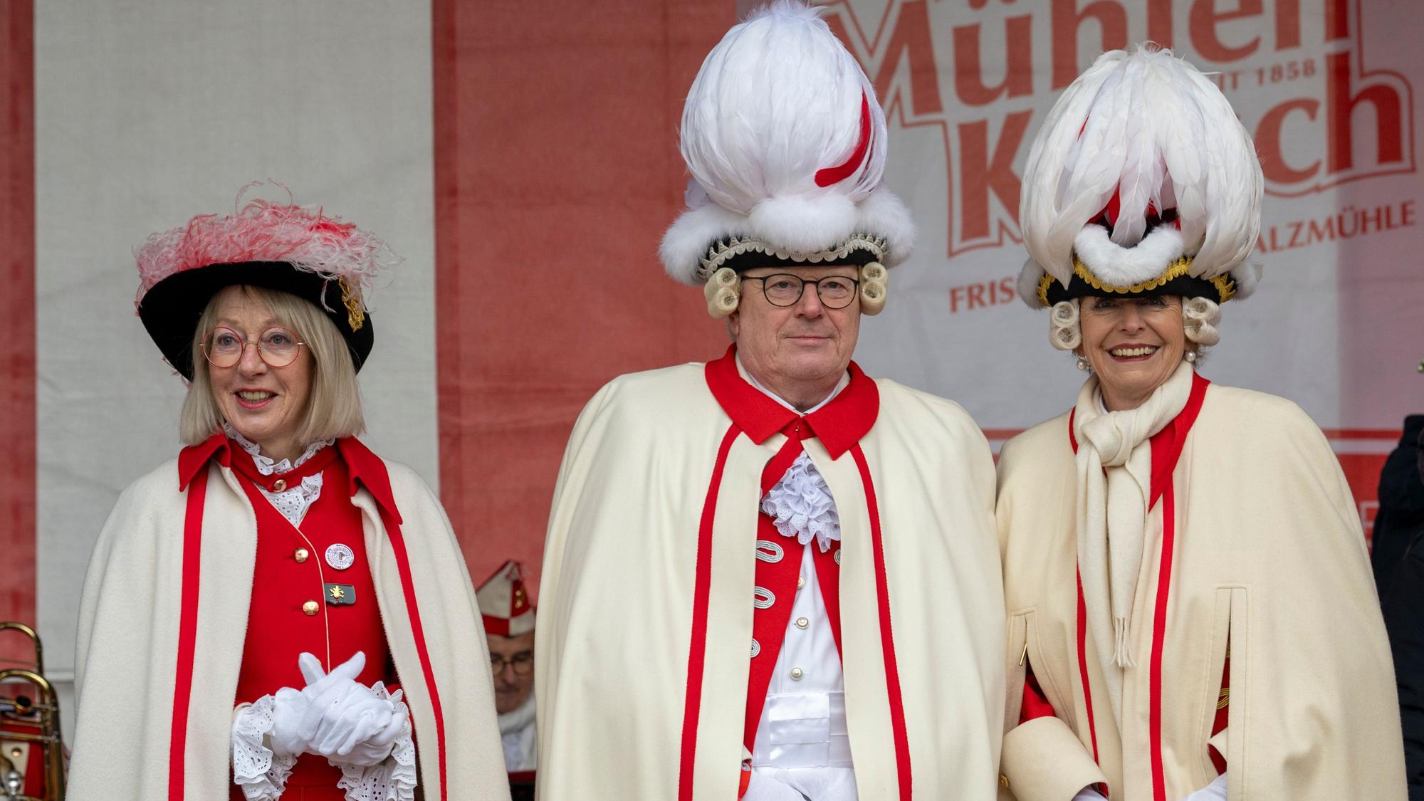 Elfi Scho-Antwerpes, OB Torsten Burmester und Ex-OB Henriette Reker feiern mit den Roten Funken.