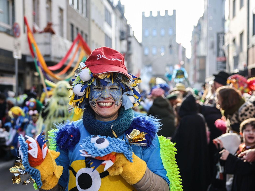 Blick auf den Umzug der Schull- und Veedelszöch durch Köln.