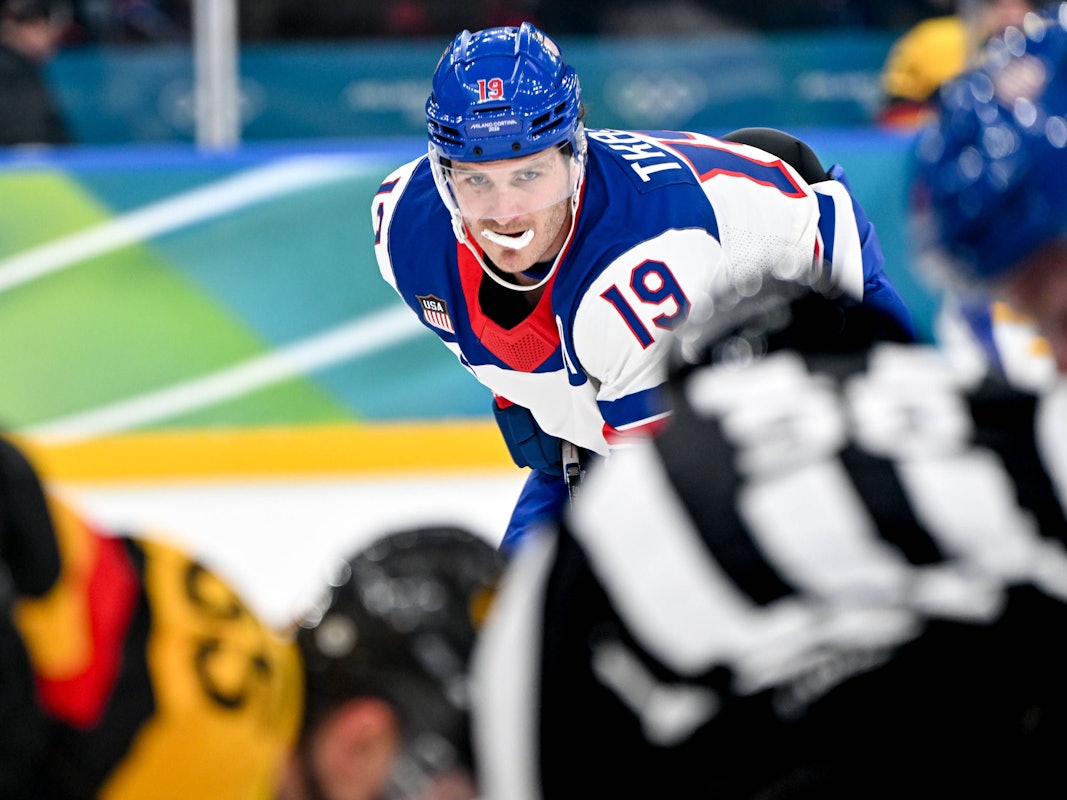 Matthew Tkachuk beobachtet ein Bully.