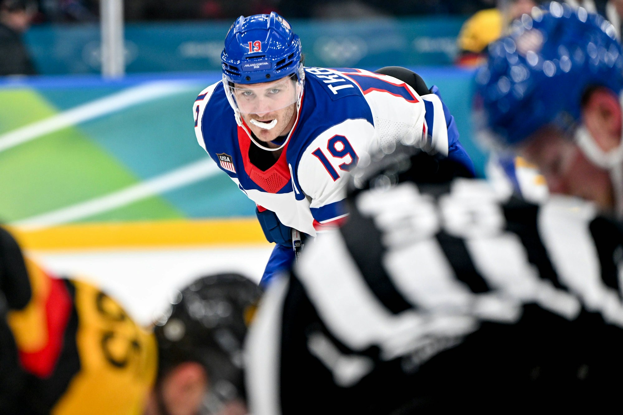 Matthew Tkachuk beobachtet ein Bully.