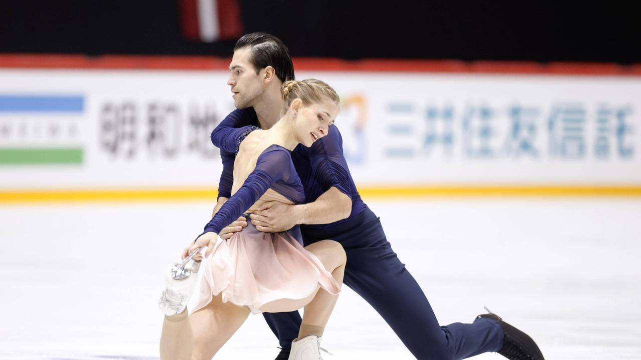 Minerva Hase und Nikita Volodin gemeinsam auf dem Eis.