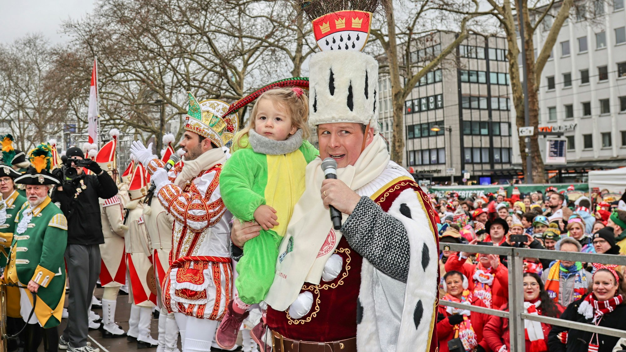 Bauer Clemens mit Tochter Alba auf dem Arm.