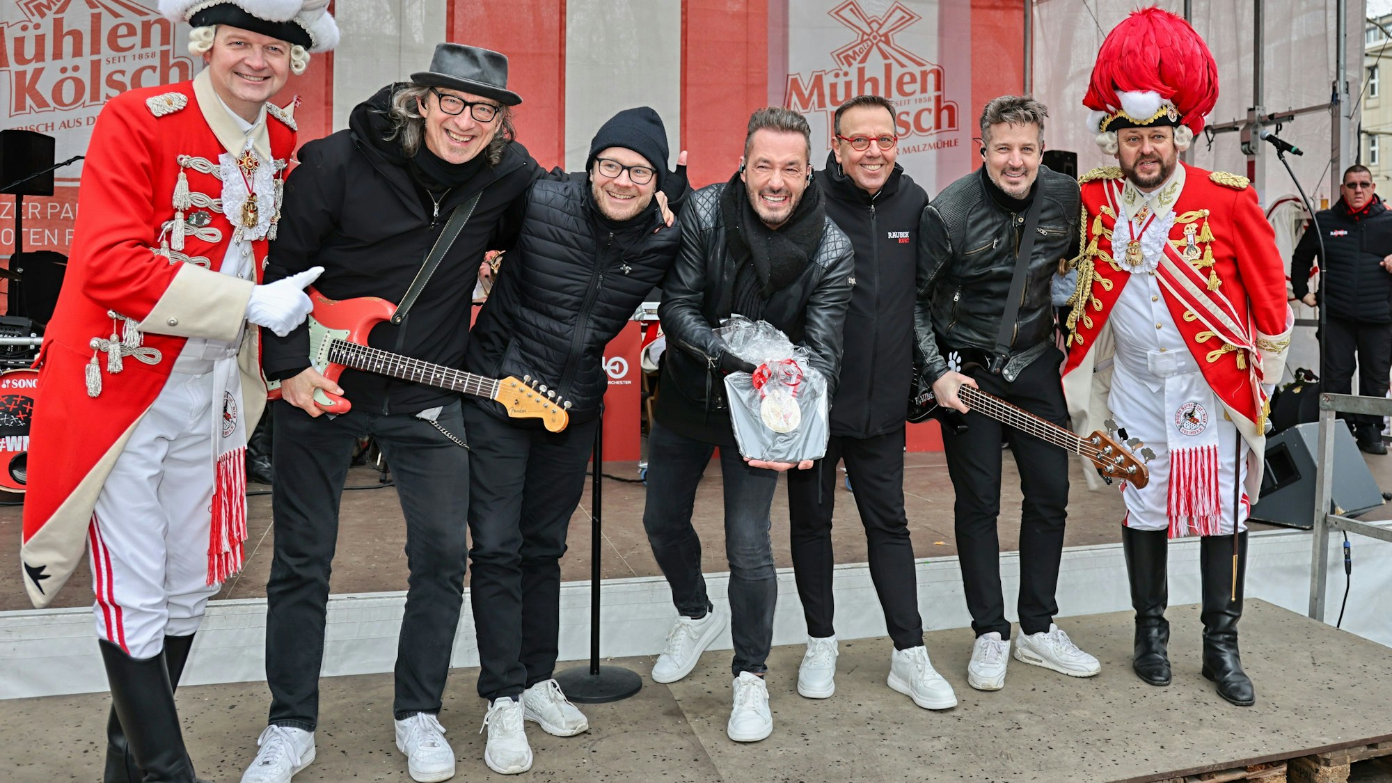 Die Räuber zeigen ihren Preis der Roten Funken.