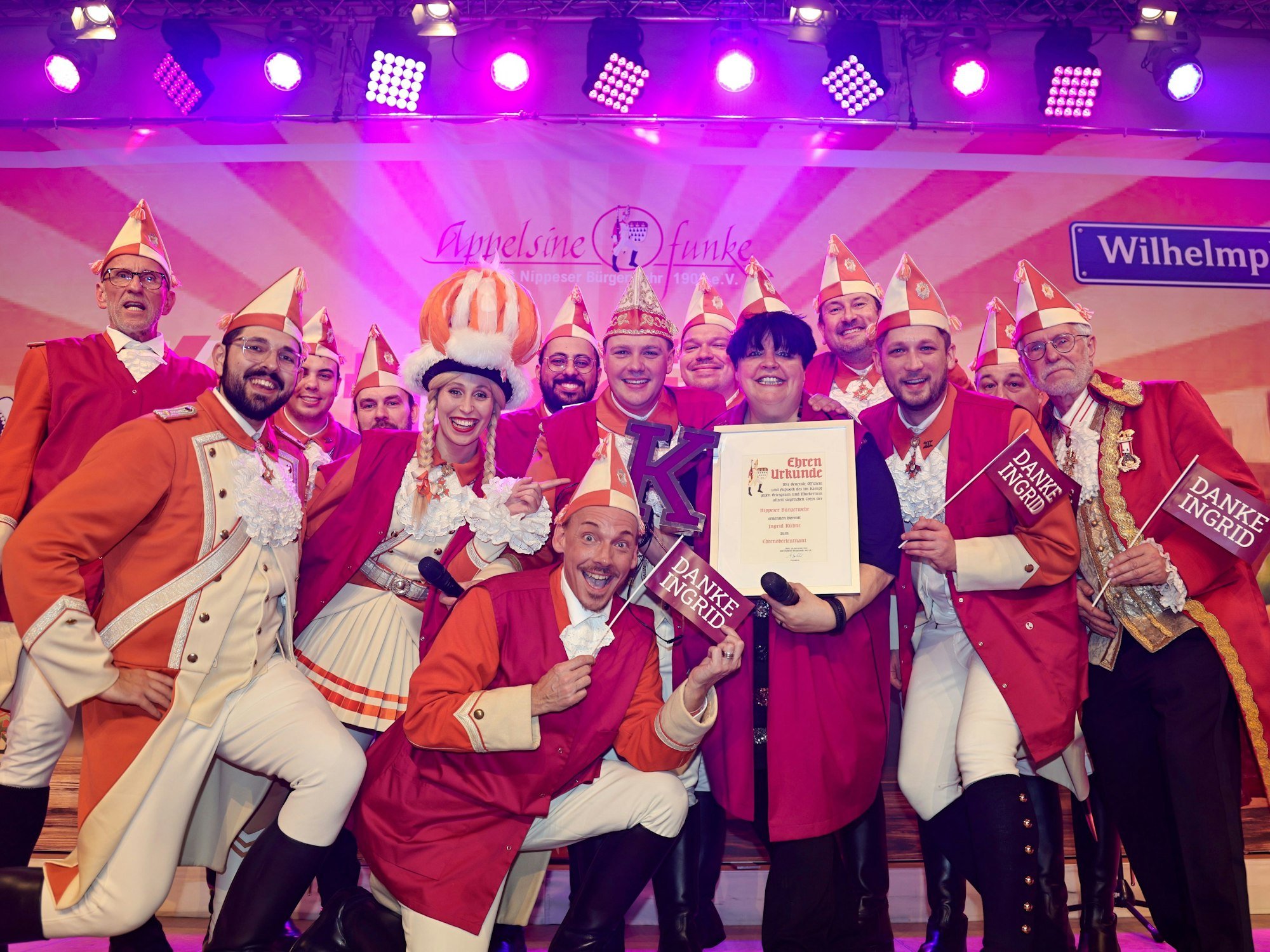 Ingrid Kühne steht mit dem Elferrat auf der Bühne.