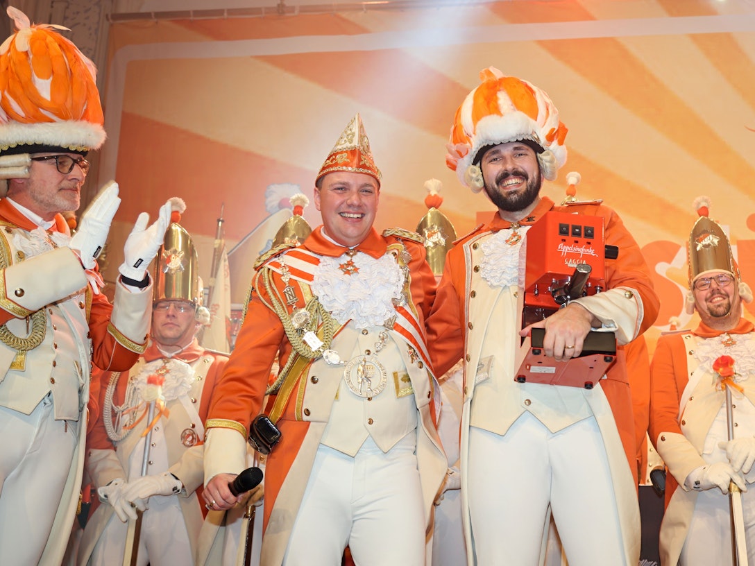 Michael Gerhold überreicht Niklas Wilske eine Kaffeemaschine.