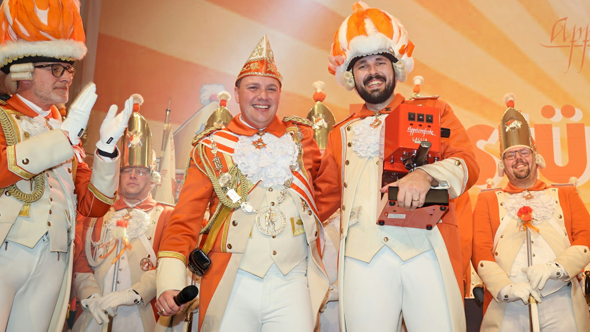 Michael Gerhold überreicht Niklas Wilske eine Kaffeemaschine.