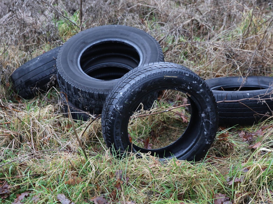 Illegal entsorgte Reifen im Gras