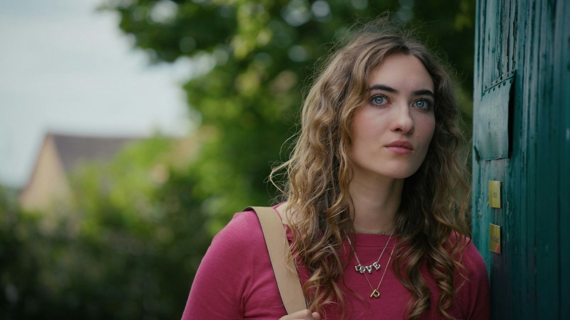 Emmy Pilawa ist schon bald in der neuen SAT.1-Dailysoap „Ein Hof zum Verlieben“ an der Seite von „Stromberg“-Schauspielerin Diana Staehly zu sehen. (Bild: Joyn)