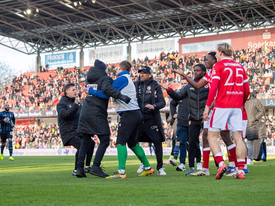 Pele Wollitz und Mannheims Sportchef Gerhard Zuber diskutieren hitzig.