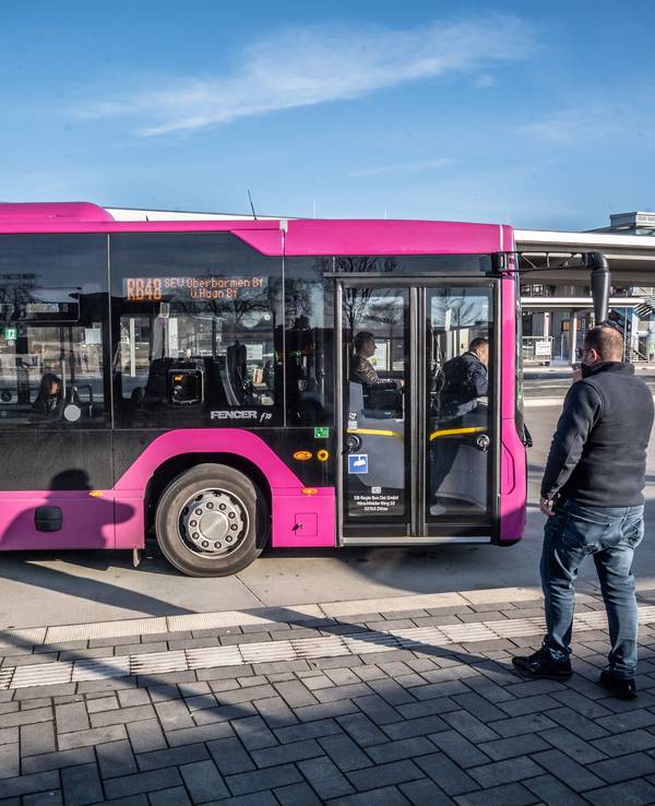 Schienenersatzverkehr in Opladen Generalsanierung der Bahnstrecke Köln-Hagen Bild: Ralf Krieger
