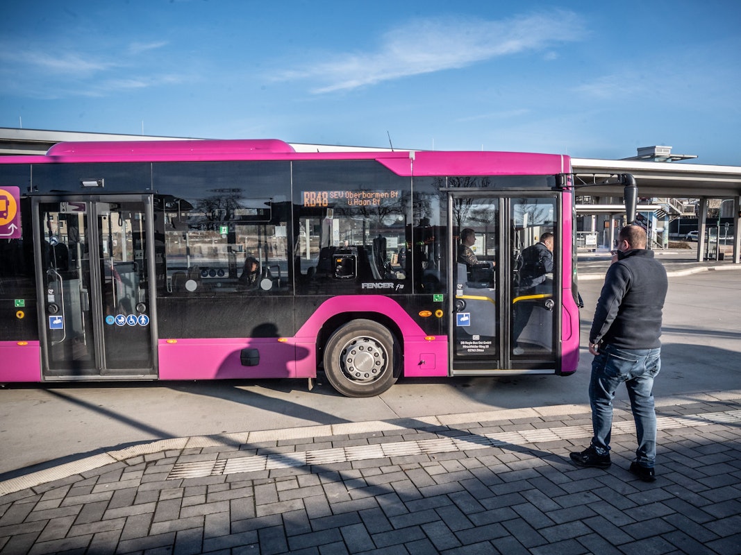 Schienenersatzverkehr in Opladen Generalsanierung der Bahnstrecke Köln-Hagen Bild: Ralf Krieger