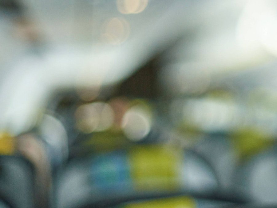 Unscharfe Flugzeugkabine mit Passagieren