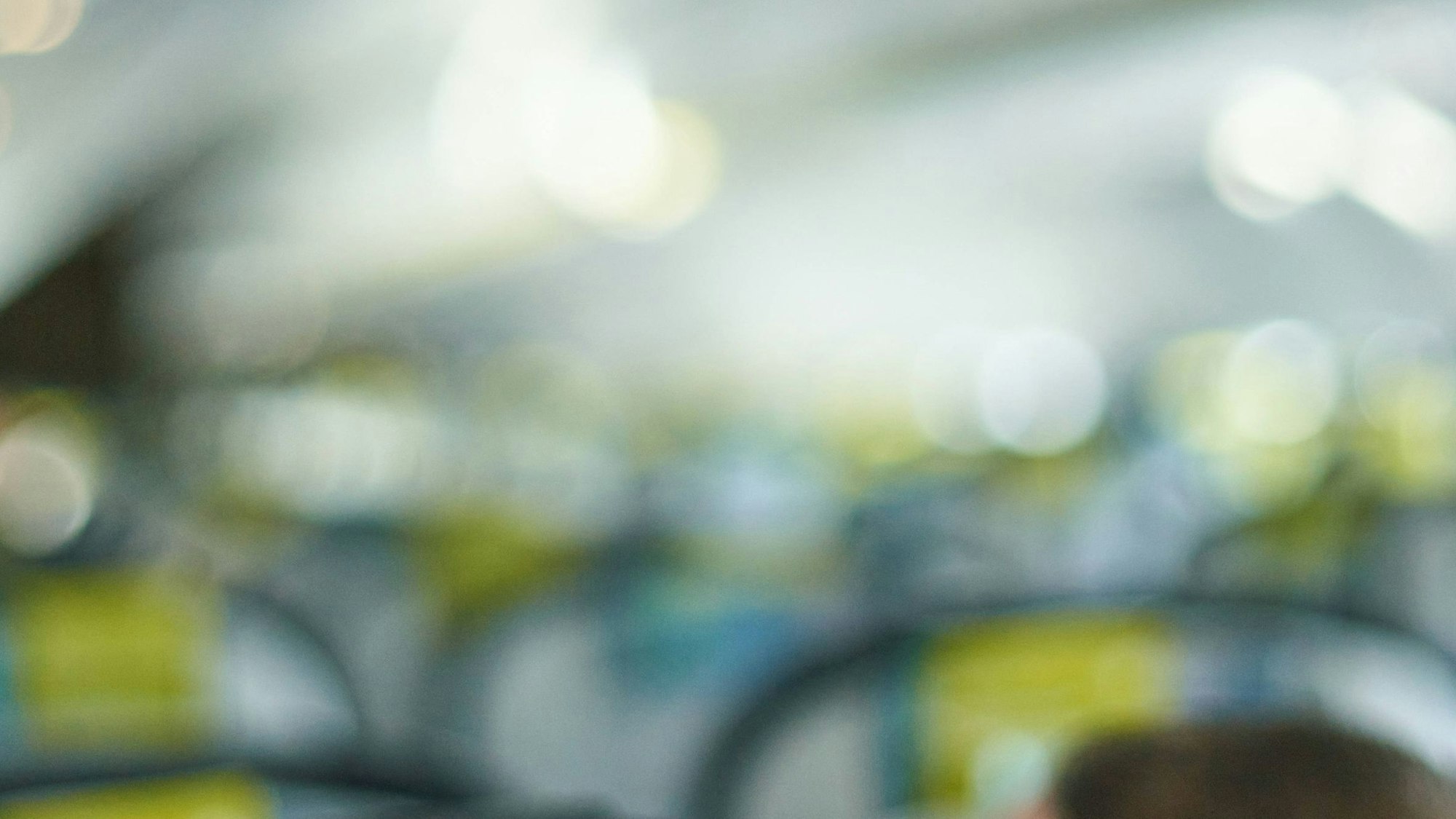 Unscharfe Flugzeugkabine mit Passagieren