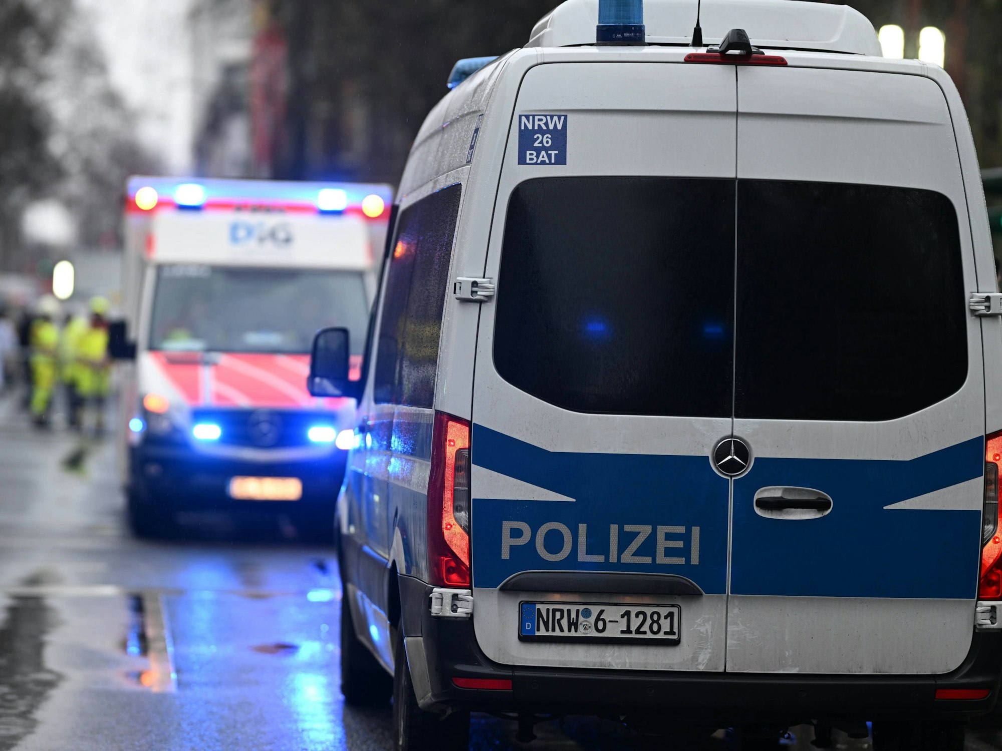 Polizei und Rettungsdienst bei einem Einsatz in Köln