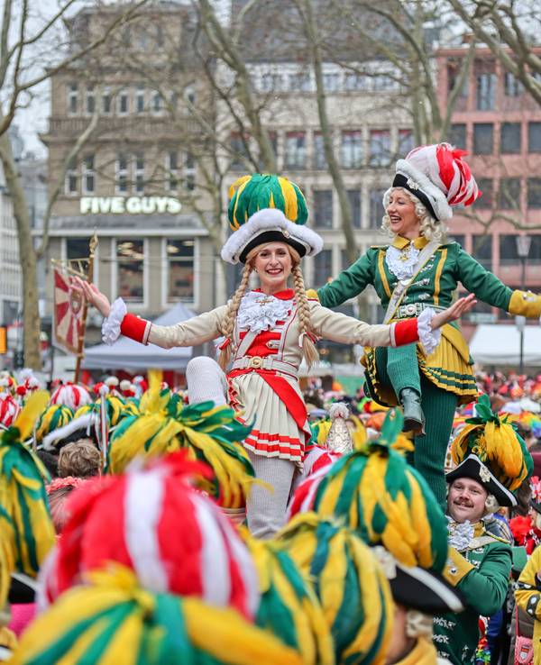 Die Roten Funken feiern beim Funken-Biwak auf dem Neumarkt.