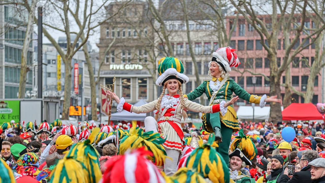 Die Roten Funken feiern beim Funken-Biwak auf dem Neumarkt.
