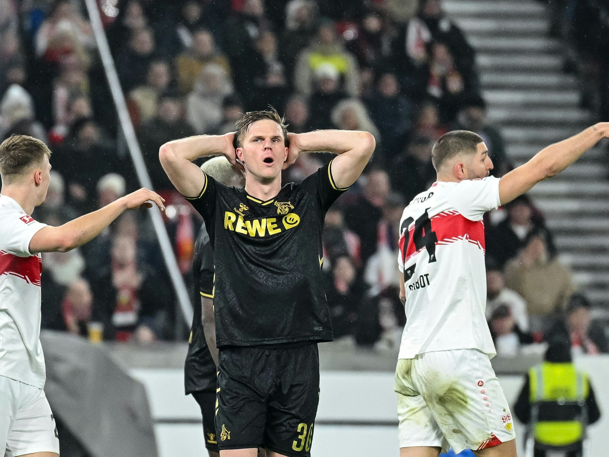 Marius Bülter vom 1. FC Köln reagiert im Spiel gegen den VfB Stuttgart unzufrieden.