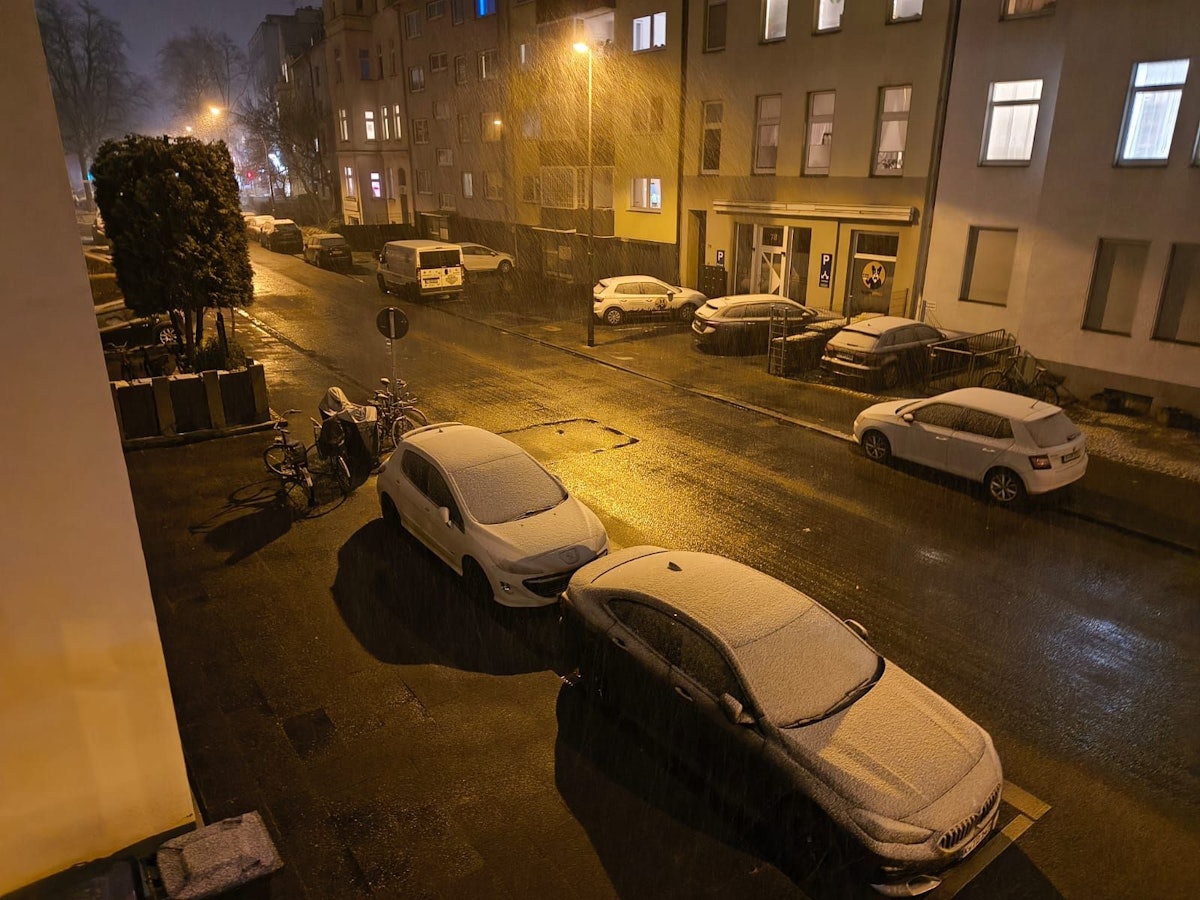 Am Karnevalssonntag (15. Februar) vor Rosenmontag fing es in Köln an zu schneien.