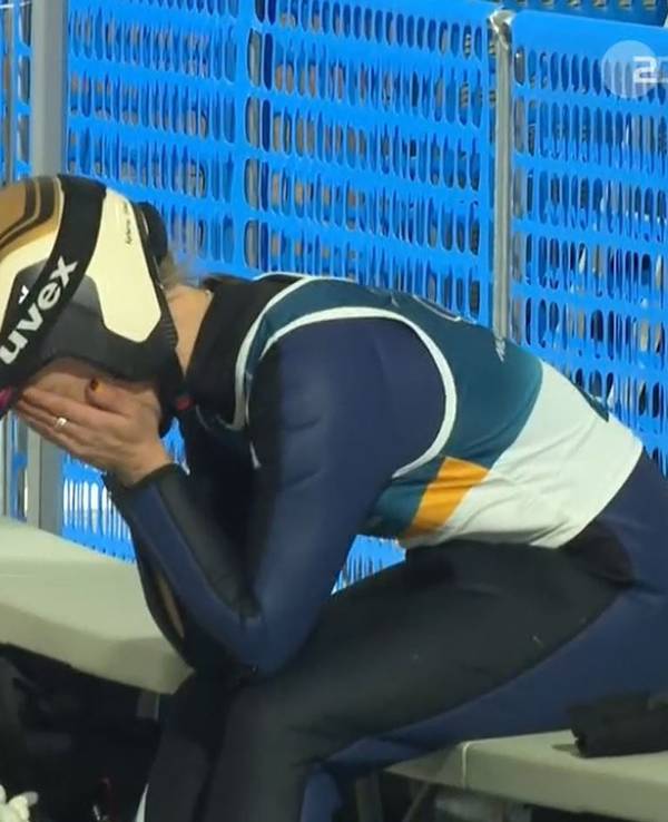 Katharina Schmid hat ihr Gesicht in den Händen vergraben.