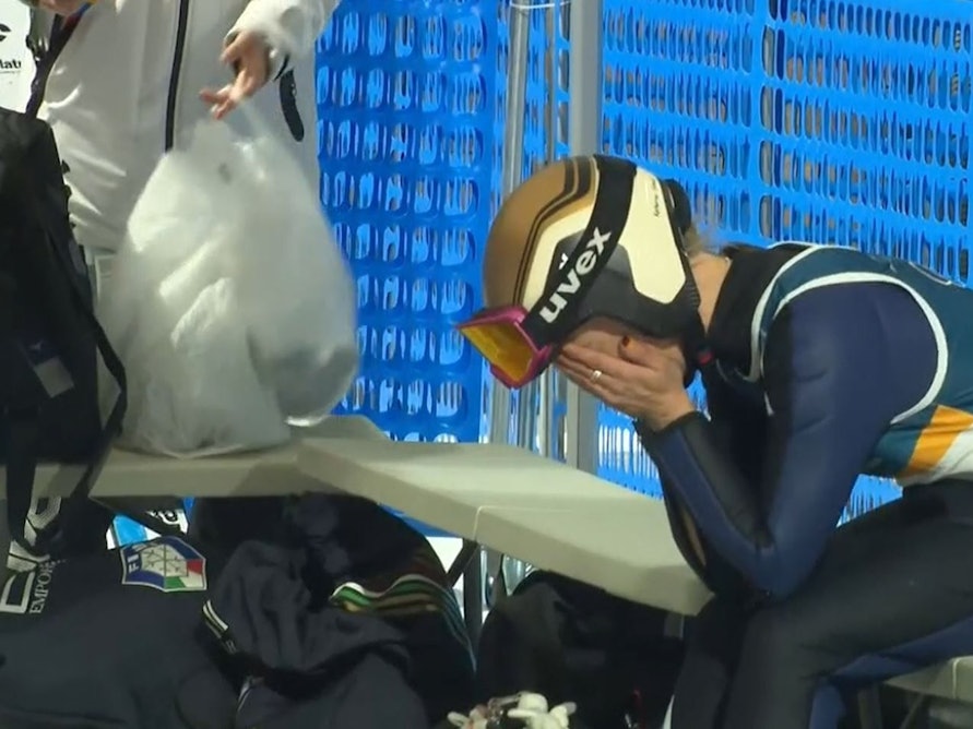 Katharina Schmid hat ihr Gesicht in den Händen vergraben.