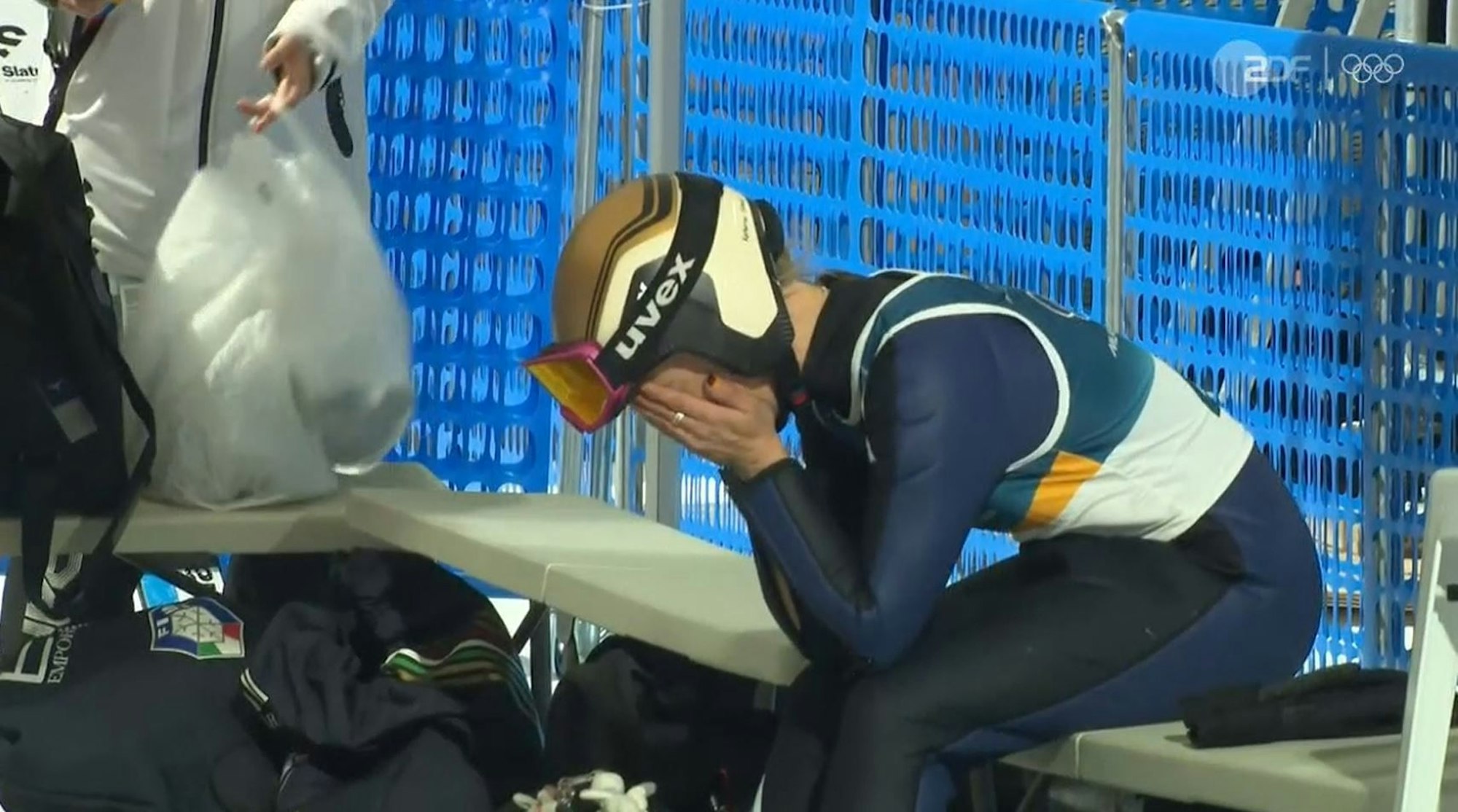 Katharina Schmid hat ihr Gesicht in den Händen vergraben.