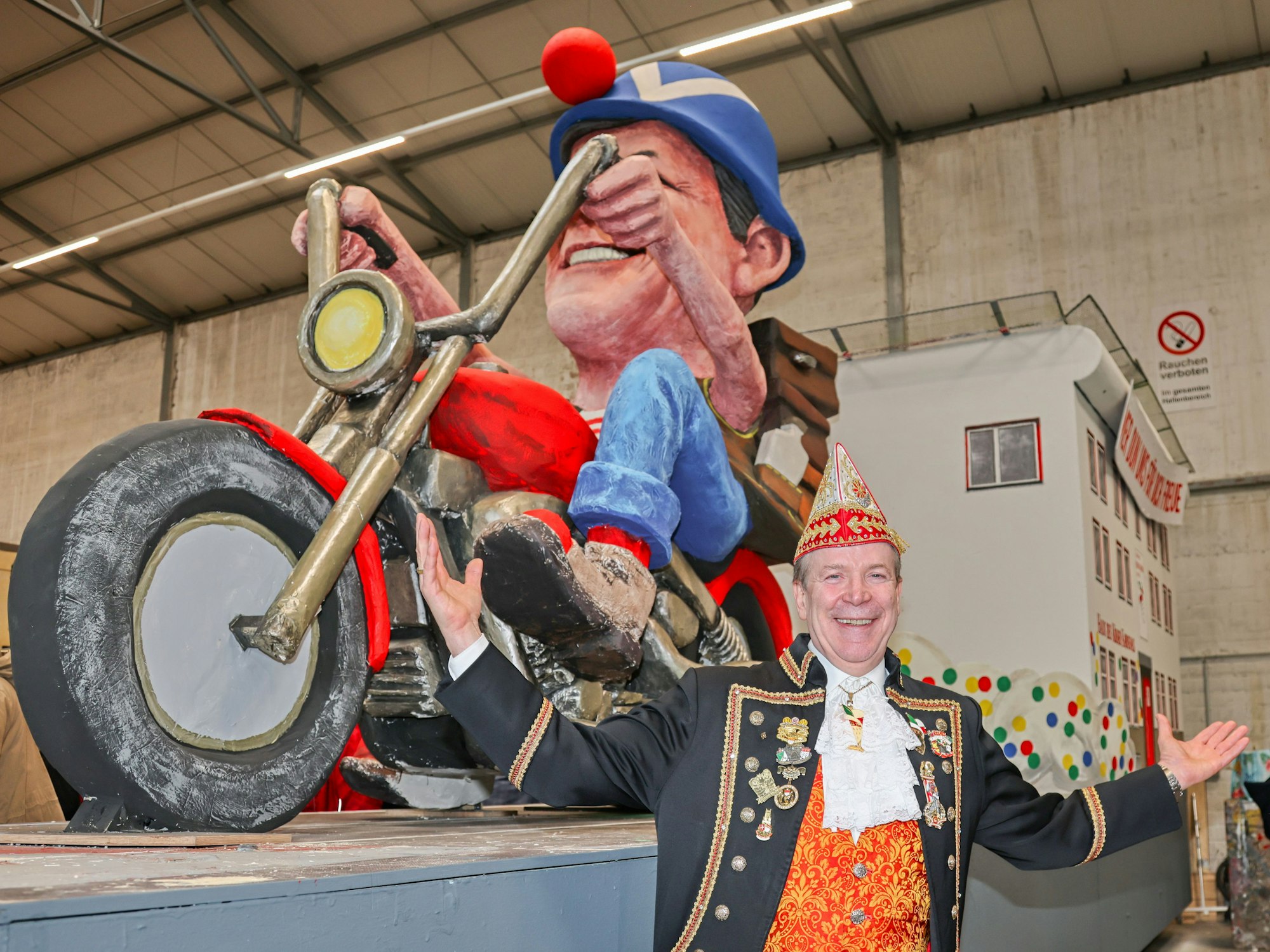 Christoph Kuckelkorn steht vor seinem Mottowagen.