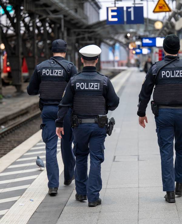 Polizeibeamte patrouillieren auf Gleis 1 im Kölner Hauptbahnhof.