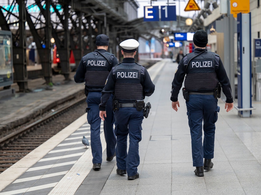 Polizeibeamte patrouillieren auf Gleis 1 im Kölner Hauptbahnhof.