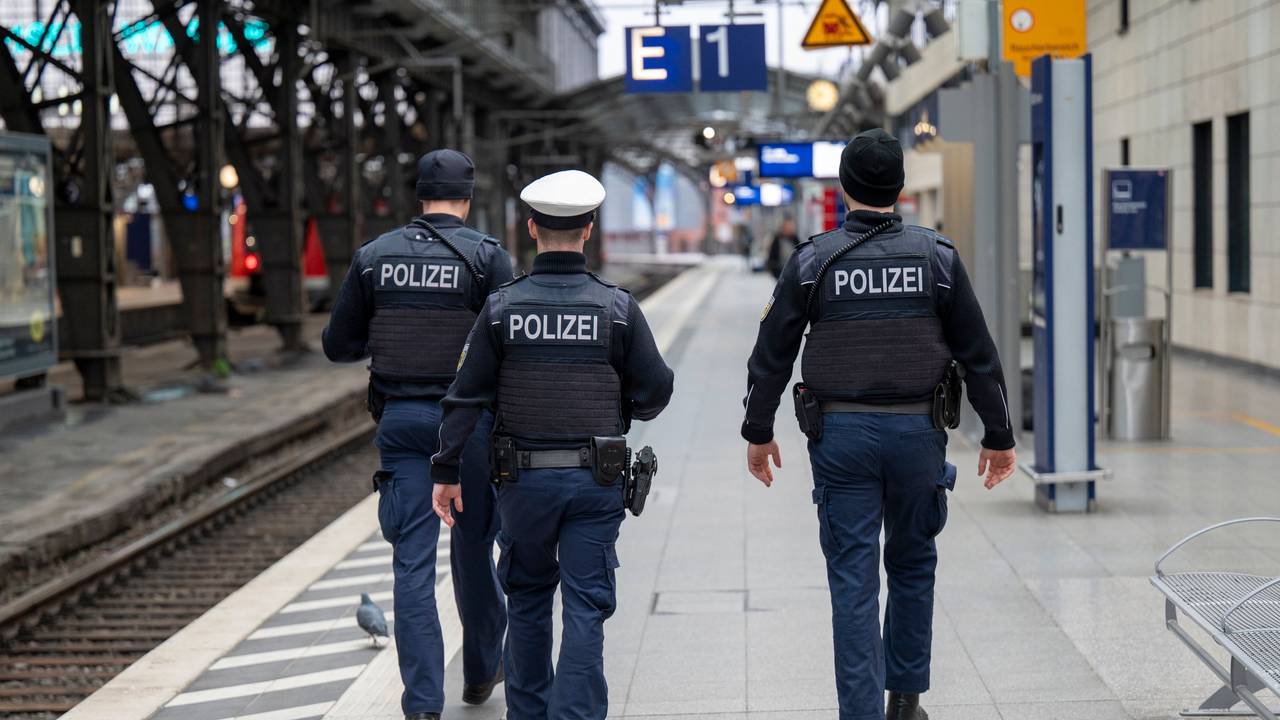 Polizeibeamte patrouillieren auf Gleis 1 im Kölner Hauptbahnhof.
