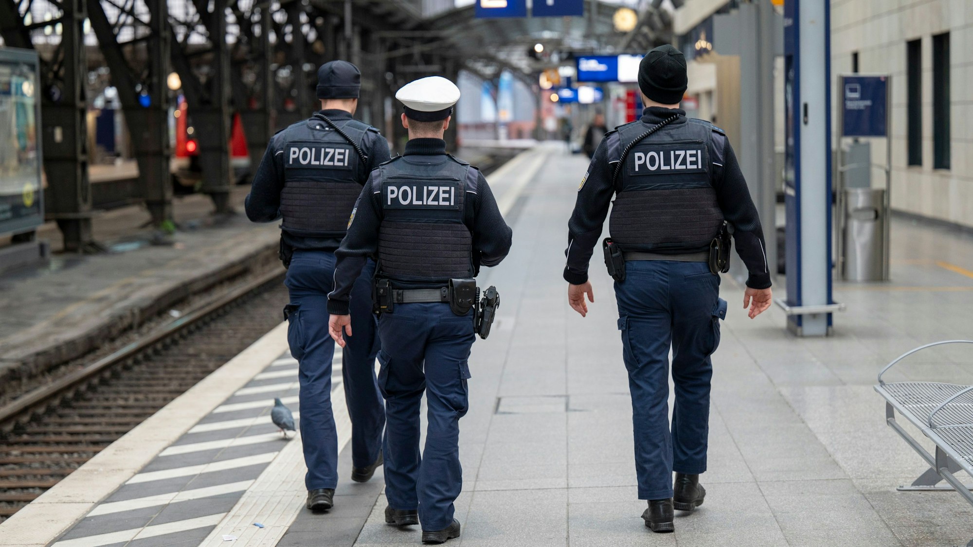 Polizeibeamte patrouillieren auf Gleis 1 im Hauptbahnhof.