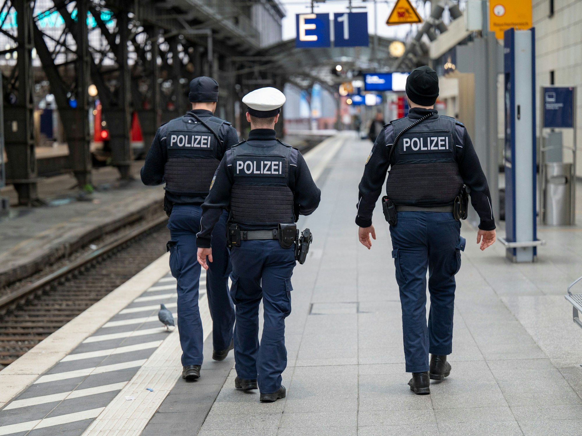 Polizeibeamte patrouillieren auf Gleis 1 im Kölner Hauptbahnhof.