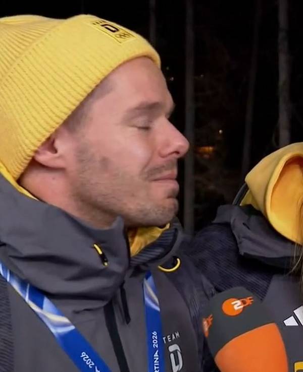 Christopher Grotheer ist emotional, Jacqueline Pfeifer lächelt ihn an.