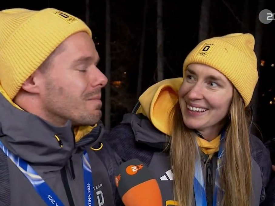 Christopher Grotheer ist emotional, Jacqueline Pfeifer lächelt ihn an.