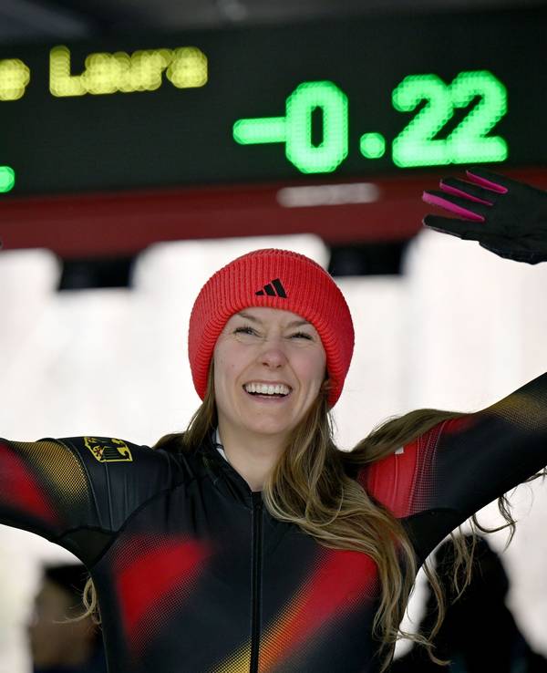 Laura Nolte freut sich und winkt den Fans zu.