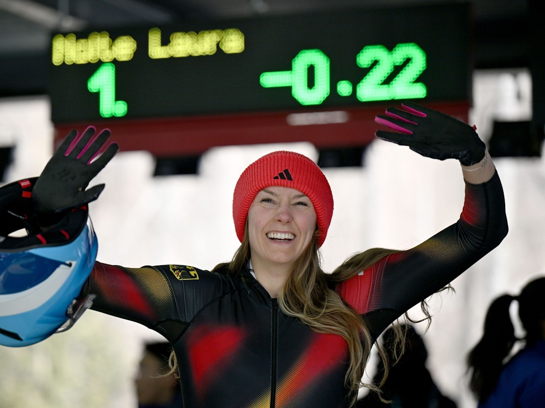 Laura Nolte freut sich und winkt den Fans zu.