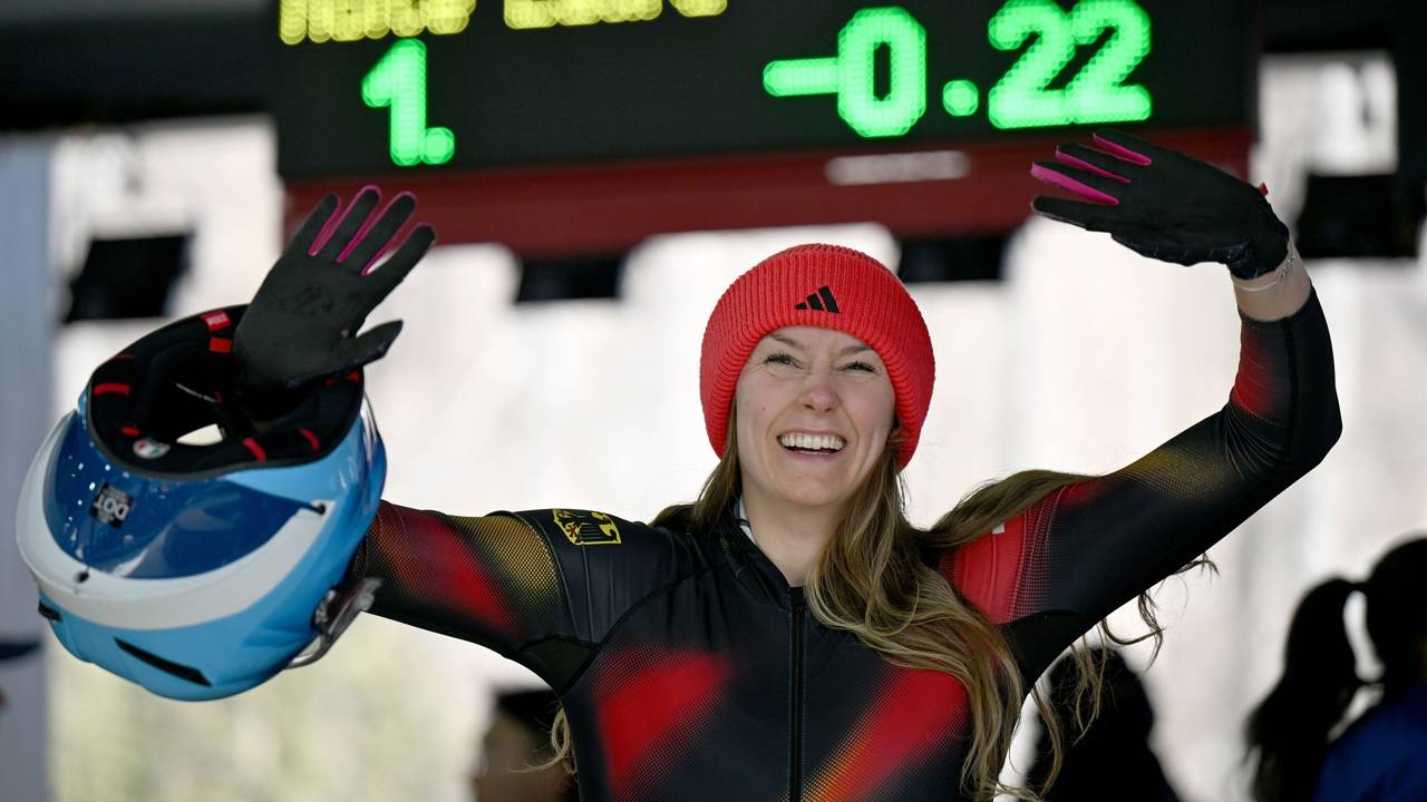 Laura Nolte freut sich und winkt den Fans zu.