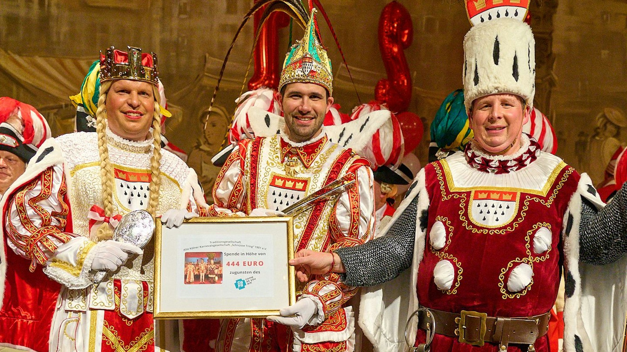 Scheckübergabe an das Kölner Dreigestirn auf der Prunksitzung.