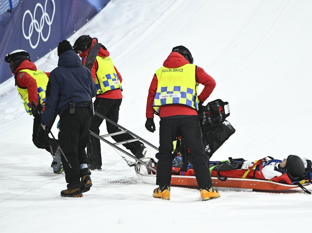 Elias Lajunen wird von Betreuern auf einem Schlitten weggebracht.