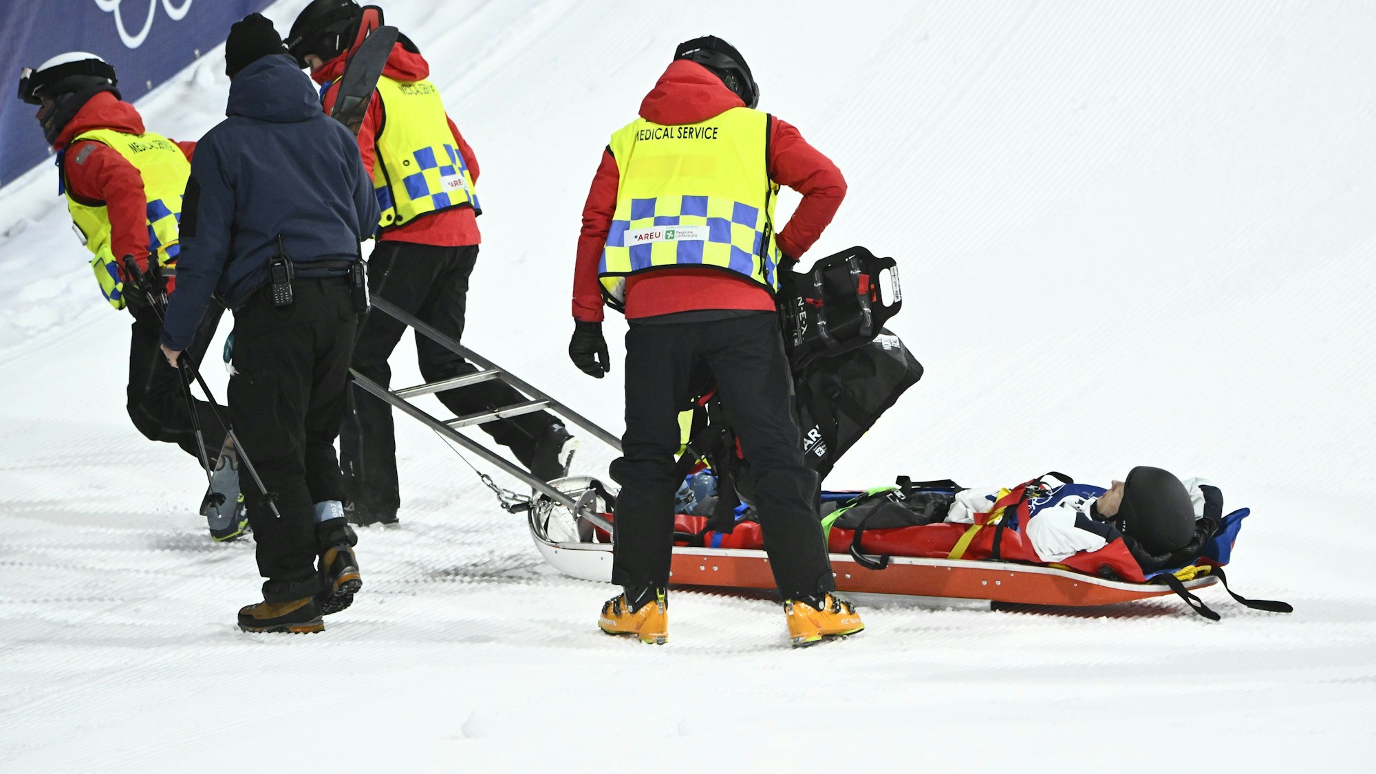 Elias Lajunen wird von Betreuern auf einem Schlitten weggebracht.