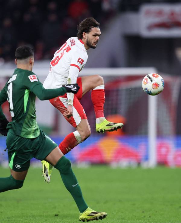 Max Finkgräfe im Spiel gegen den VfL Wolfsburg in Aktion.