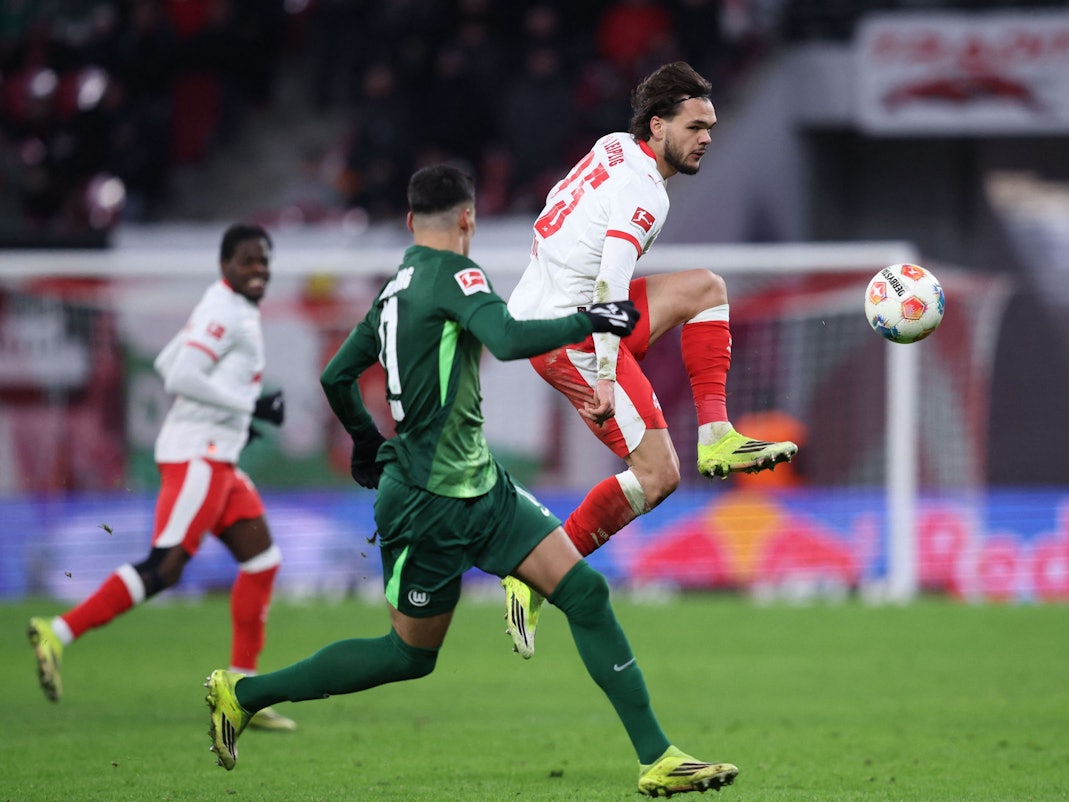 Max Finkgräfe im Zweikampf mit Adam Daghim.