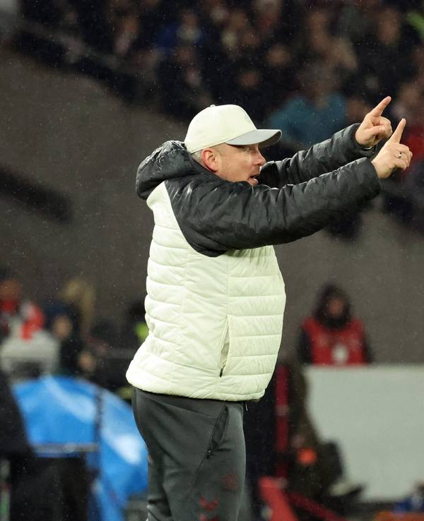 Lukas Kwasniok gibt am Spielfeldrand Anweisungen.