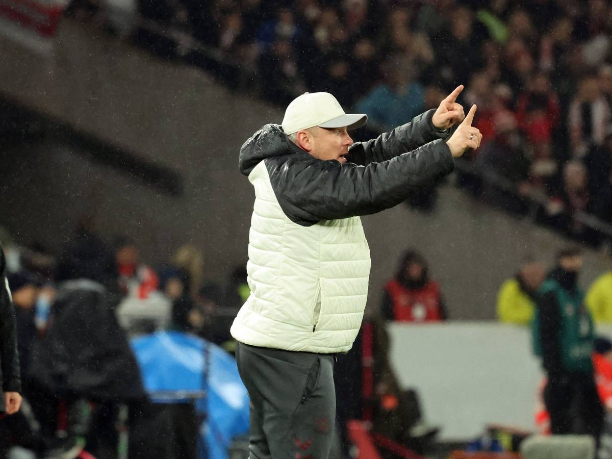 Lukas Kwasniok gibt am Spielfeldrand Anweisungen.