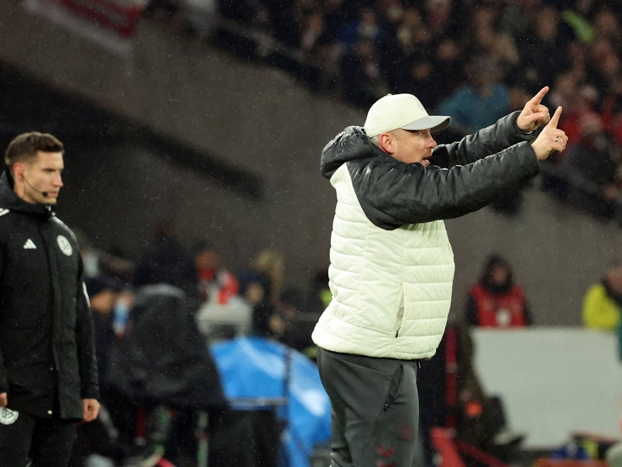 Lukas Kwasniok gibt am Spielfeldrand Anweisungen.