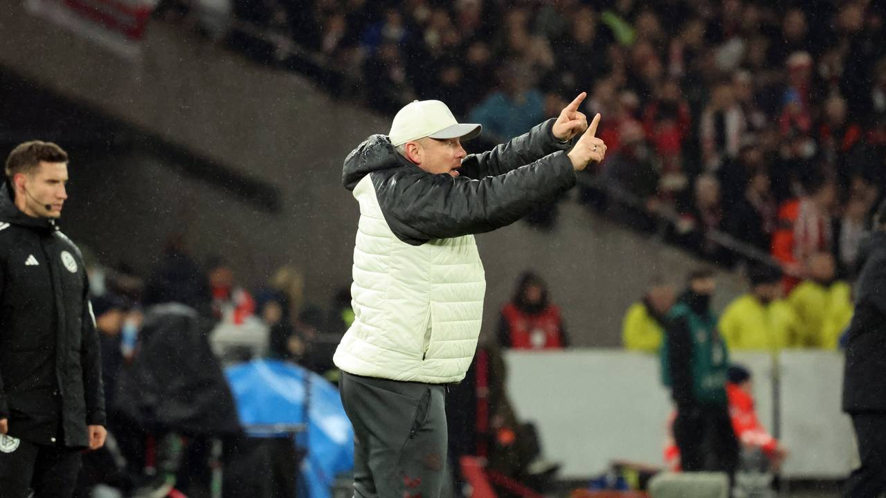 Lukas Kwasniok gibt am Spielfeldrand Anweisungen.